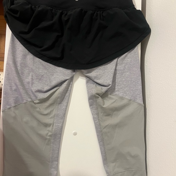 Lululemon Spin It To Win It Crop
Heathered Silver Slate / Black SIZE 6 - Picture 5 of 9